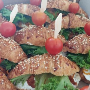 מגש קרואסונים במילויים שונים